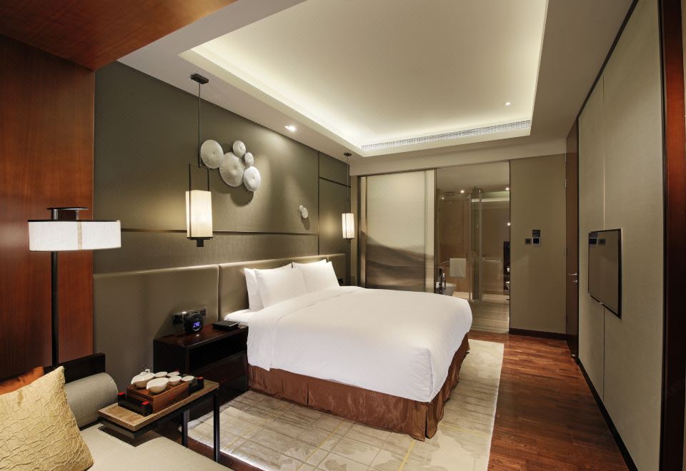 單臥套房超大床【獨立起居室+雙衞+戴森吹風機】