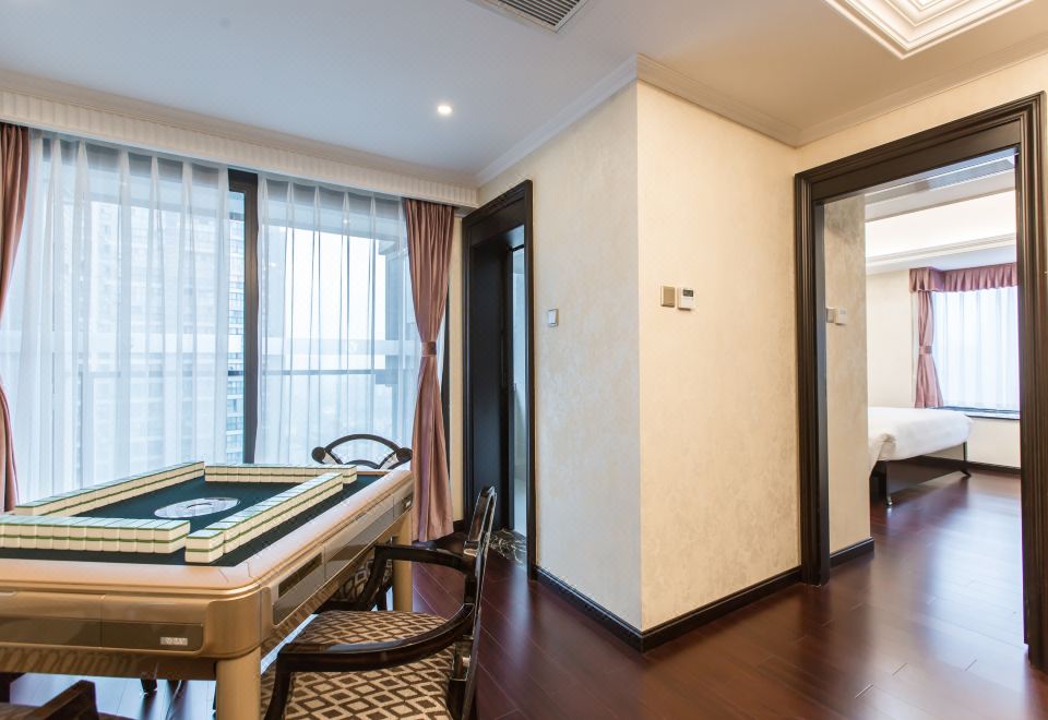 行政四人双卧套房（乳胶床垫+阳台+晾衣杆+小冰箱）