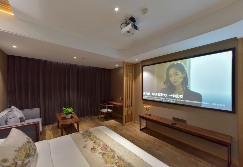 Imaginative Cinema Double Bed Room (Enjoy Iqiyi Diamond VIP + Fridge + 120-Inch Projection Screen)