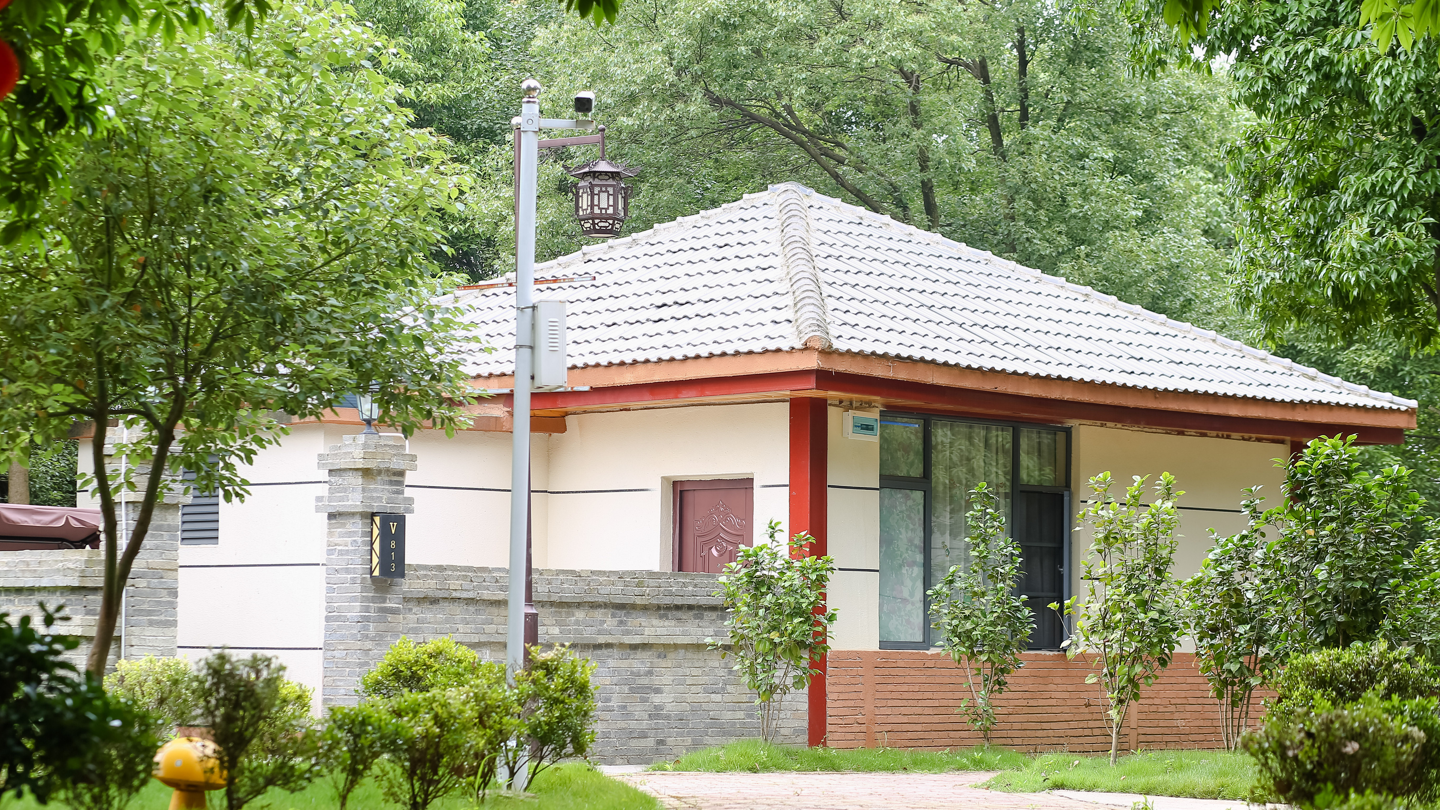 巨幕輕奢影音·VIP海量影片·獨棟園景精緻大床房