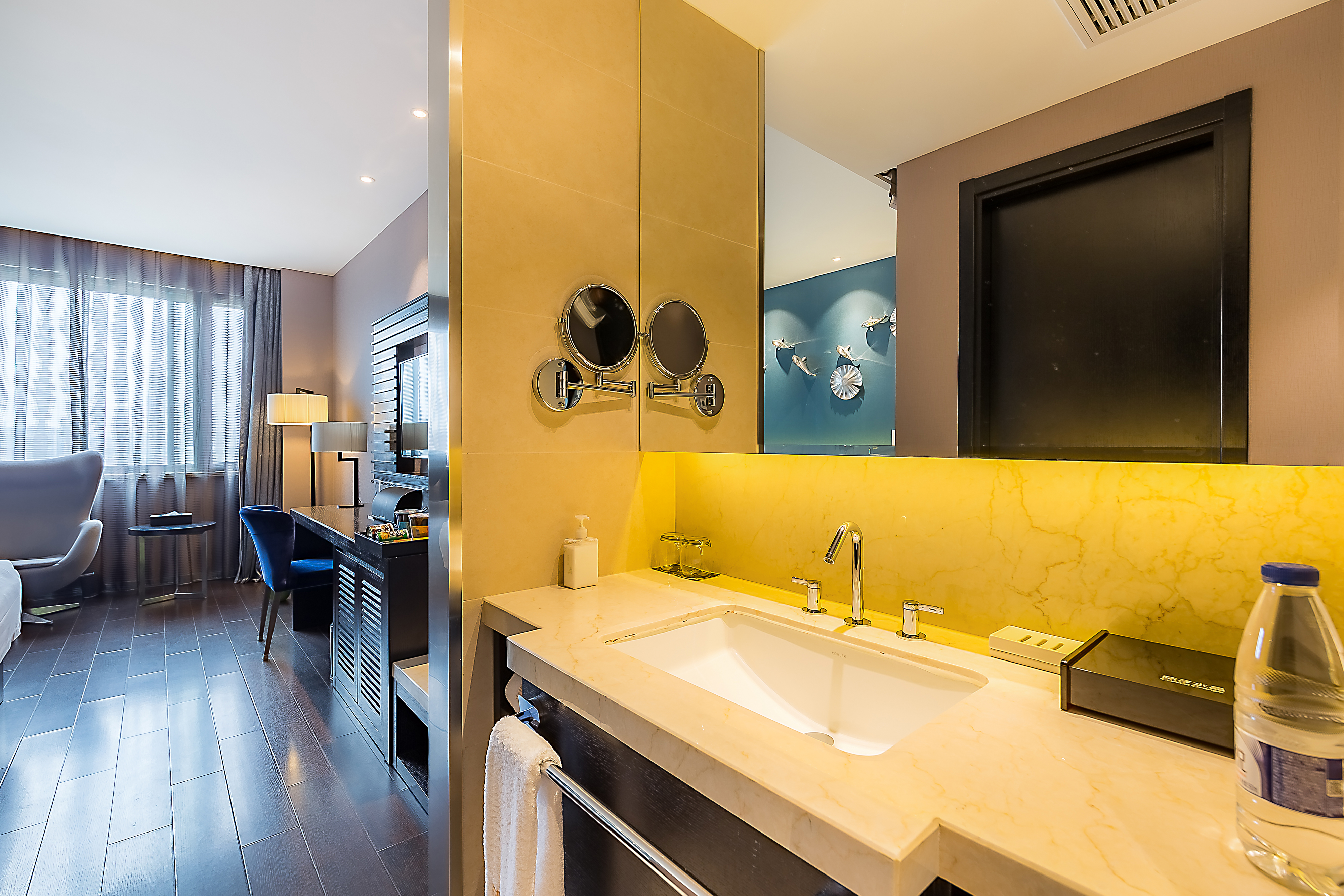 亲子房（电视投屏+小冰箱）