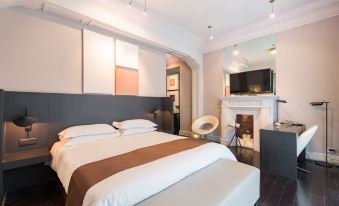 A bedroom with a large bed and a fireplace in the middle, accompanied by an open space at Jinjiang Inn Select (Shanghai Nanjing Road Pedestrian Street)
