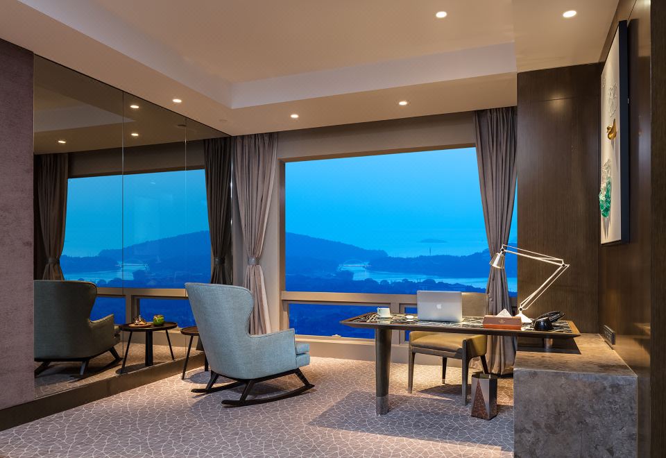 Grand Kingtown Hotel WuxiDeluxe Front Lake-View Hypoallergenic Suite (Acca Kappa Bath Products) With Smart Toilet