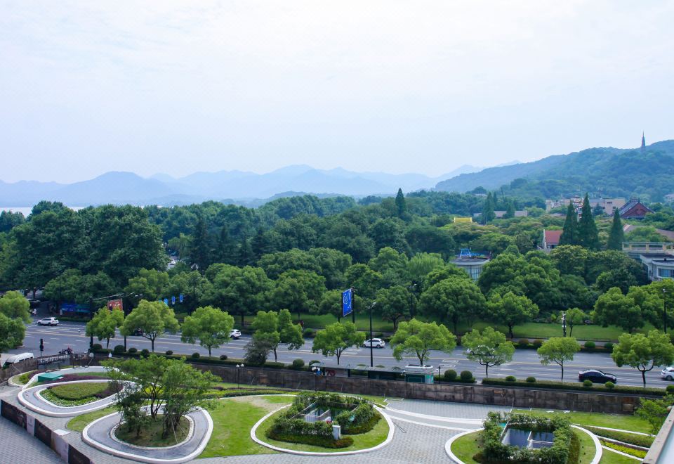 行政湖景大床房