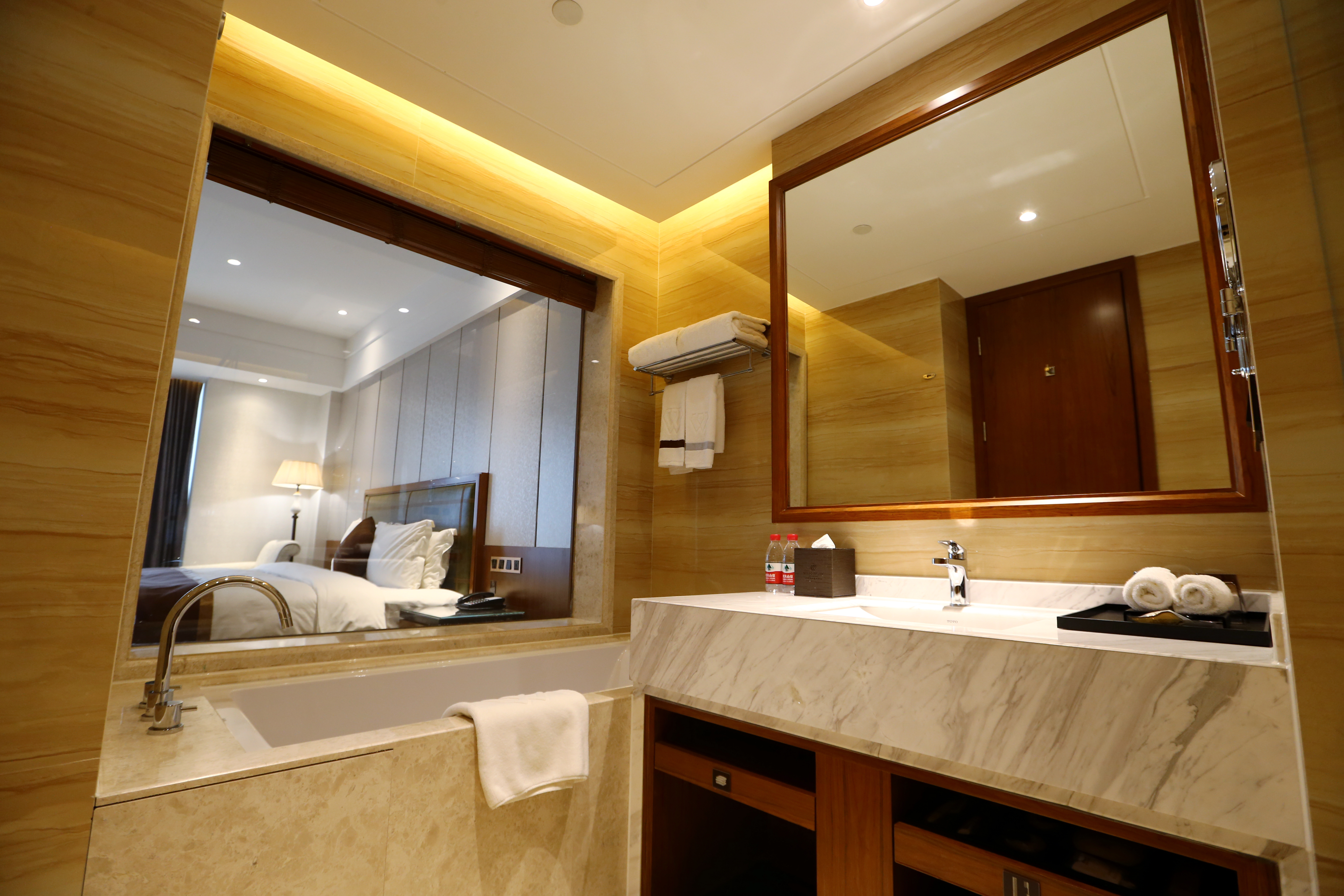 豪华大床房（超大房间+浴缸+智能马桶）