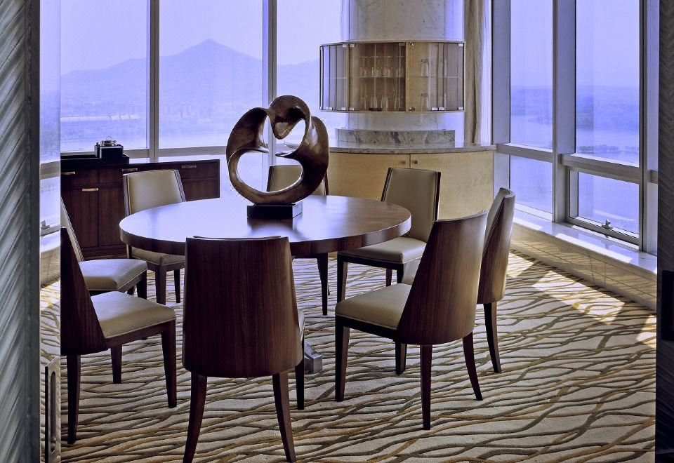 无敌湖景超广角总统套房·享玄武湖紫金山日出金陵城景