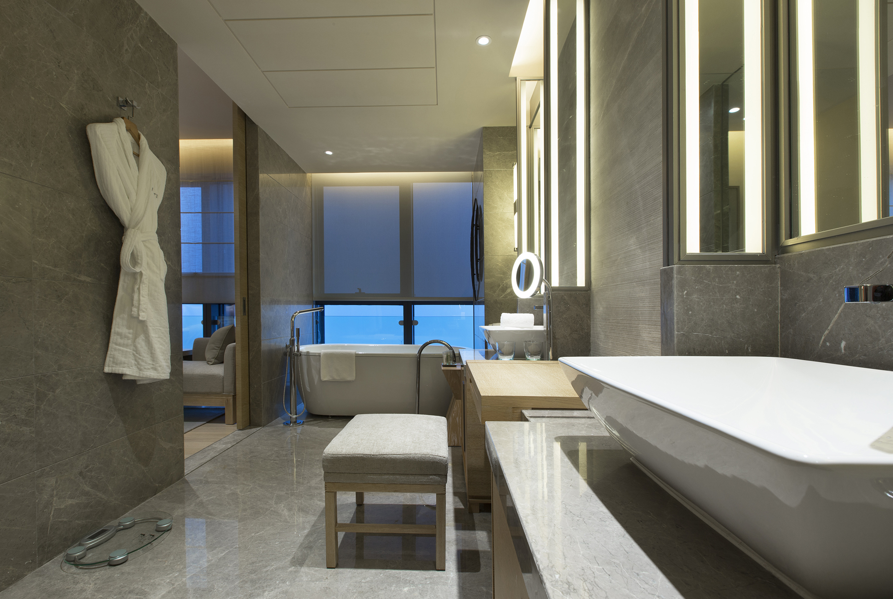 高级豪华大床房「赛博雾都，落日熔金」