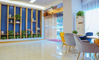 Colorful Holiday Hotel (Deqing Branch 4)