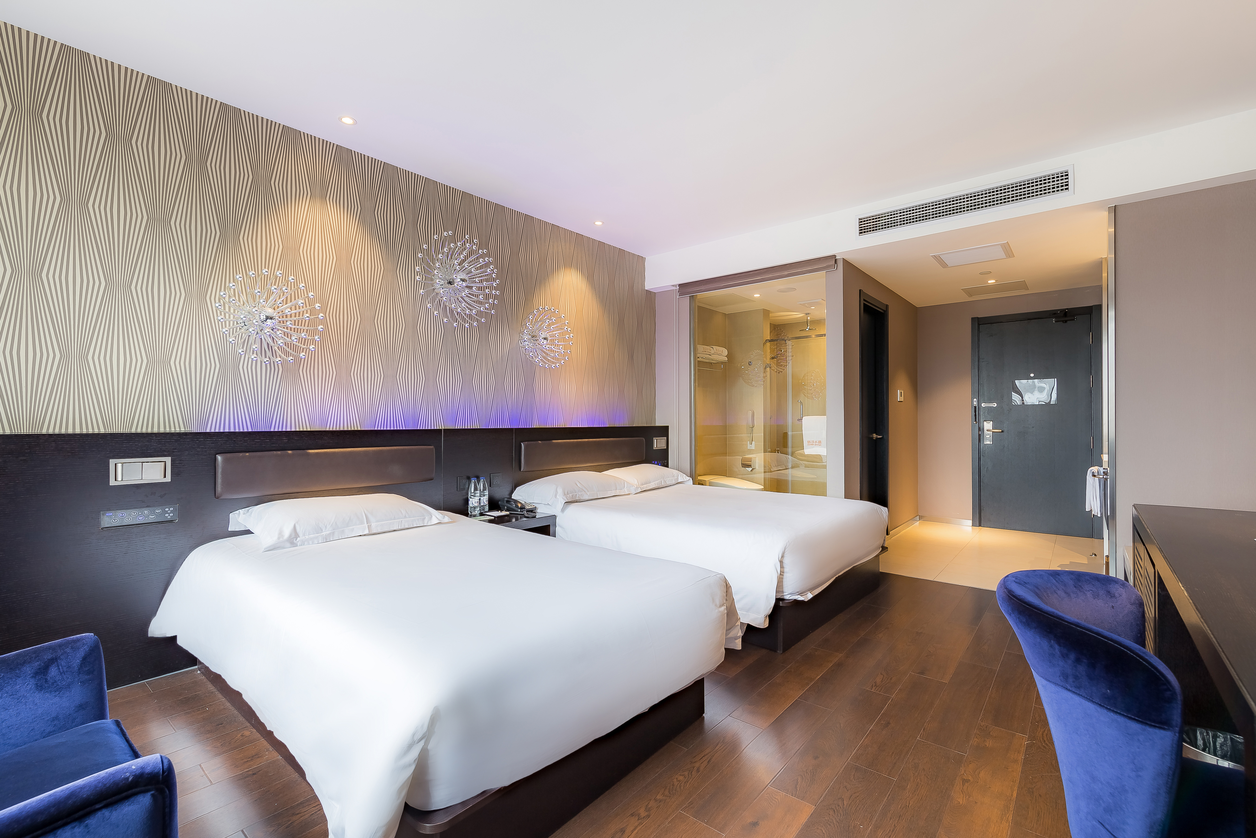 家庭房（电视投屏+小冰箱）