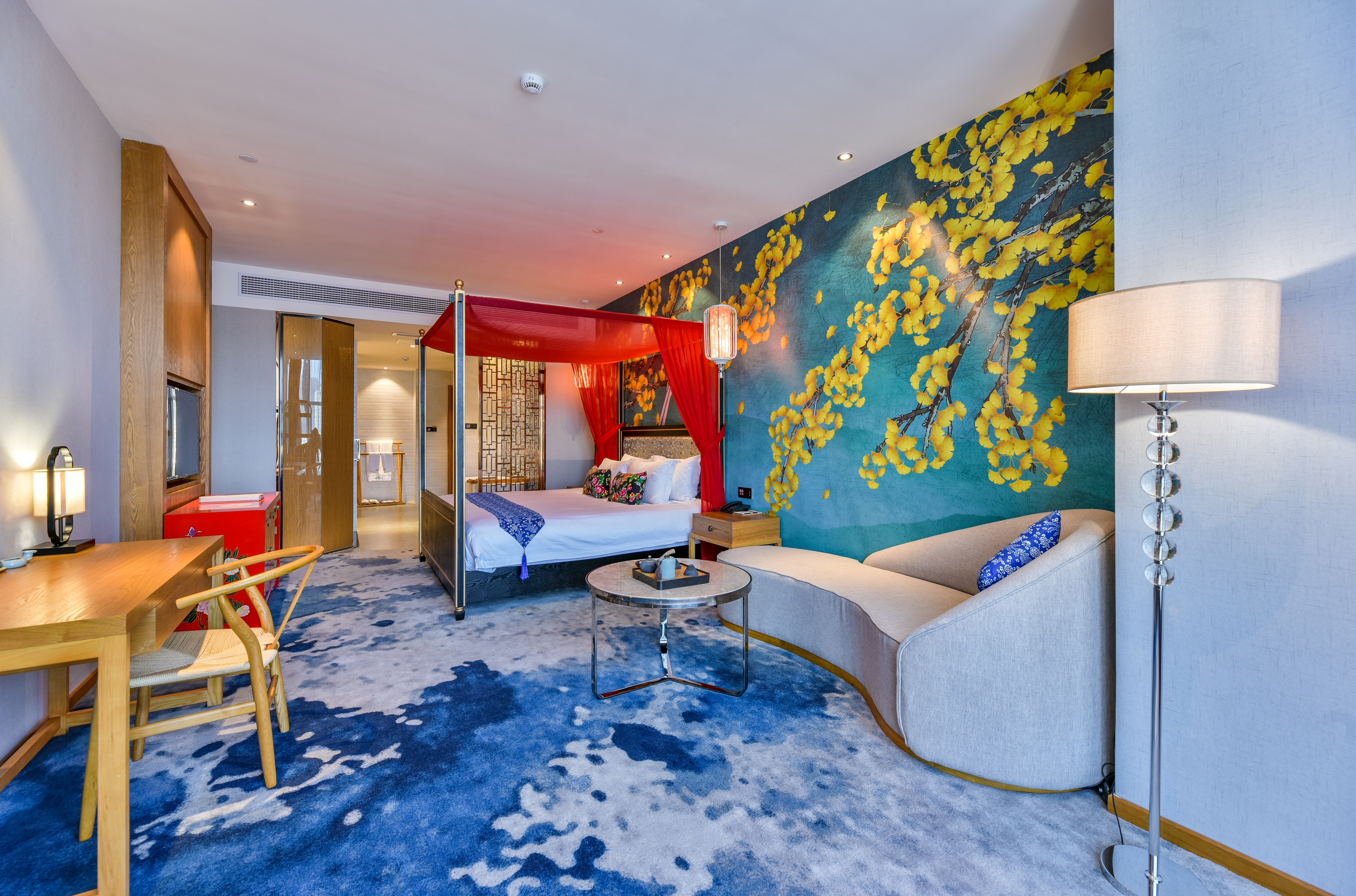 江景大床房-浴缸-徕芬吹风机-全景落地窗