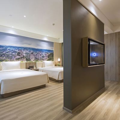 高級套房（裸棉床品+深睡枕+迷你冰箱+體重秤） 南寧南湖地鐵站亞朵酒店優惠