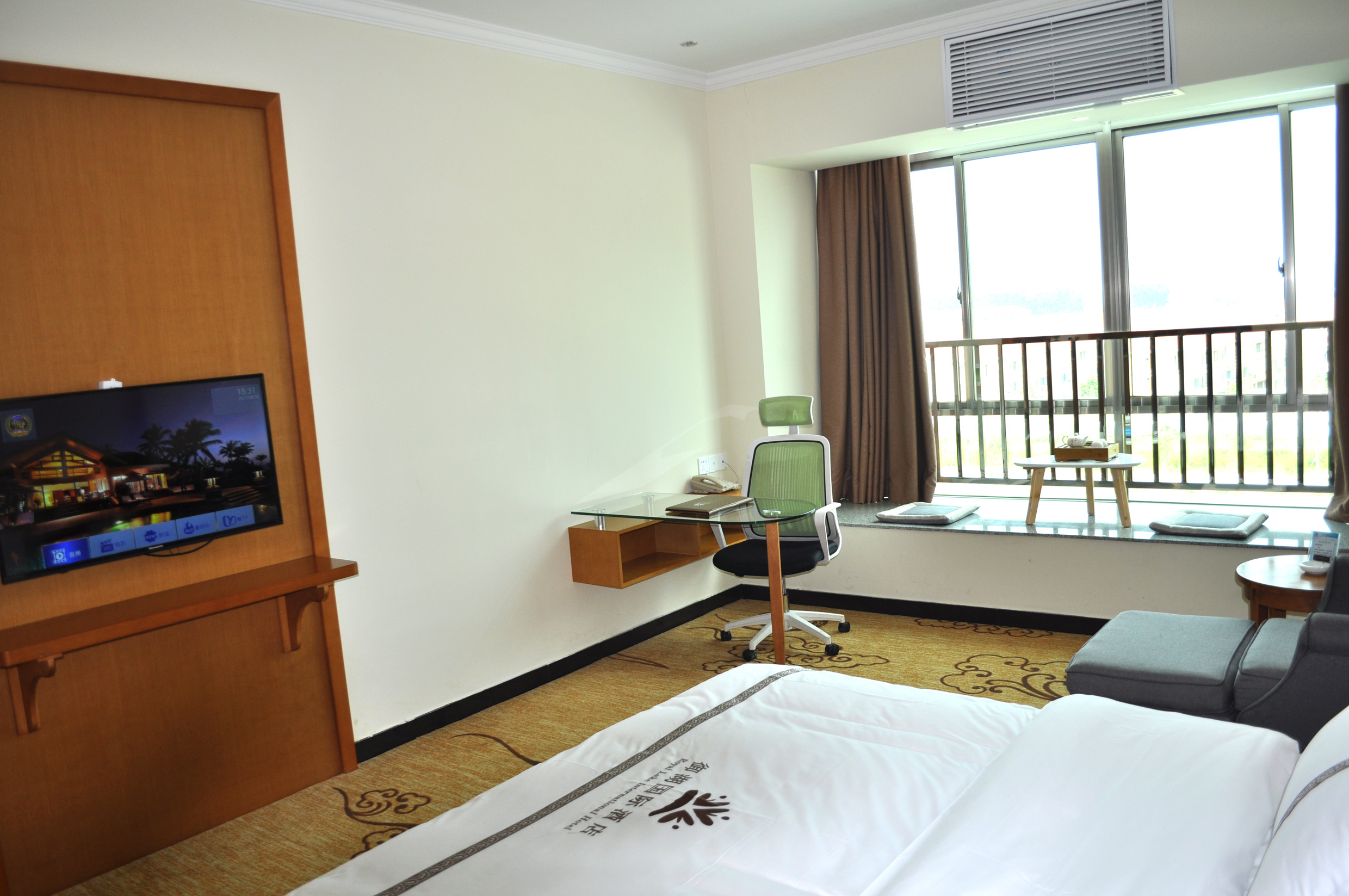 御湖豪华大床房【全景落地飘窗】【功夫茶具】