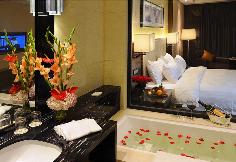 Business Lake View Double Bed Room (High Floor Unobstructed Lake View)