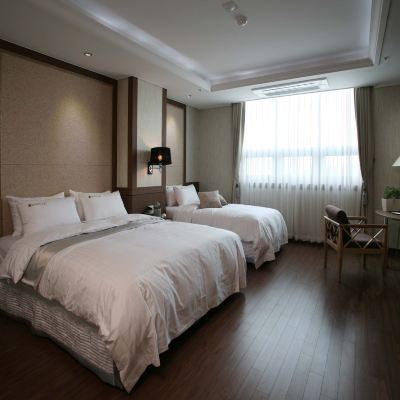 Standard Twin Room with City View