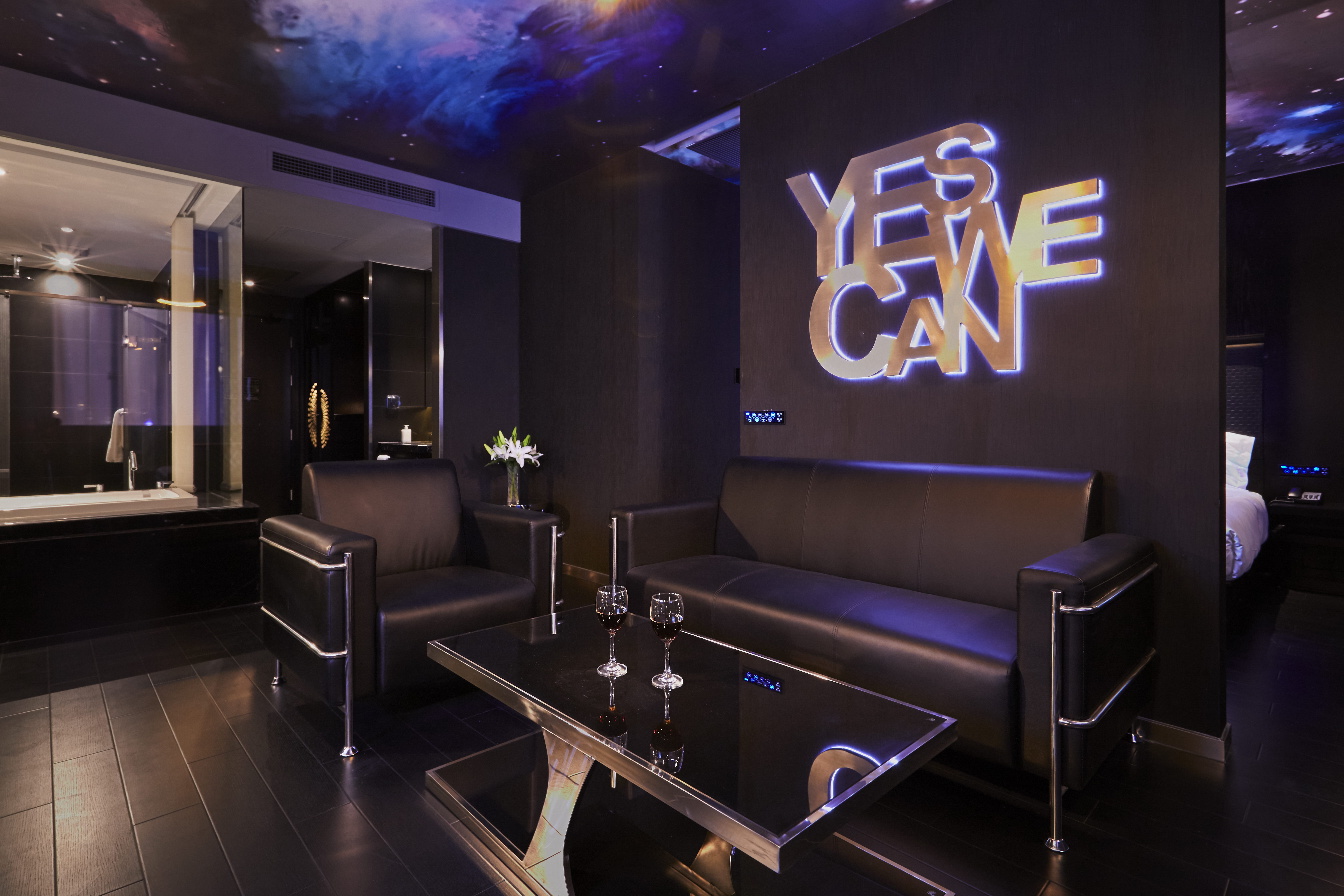 星空套房（电视投屏+小冰箱）