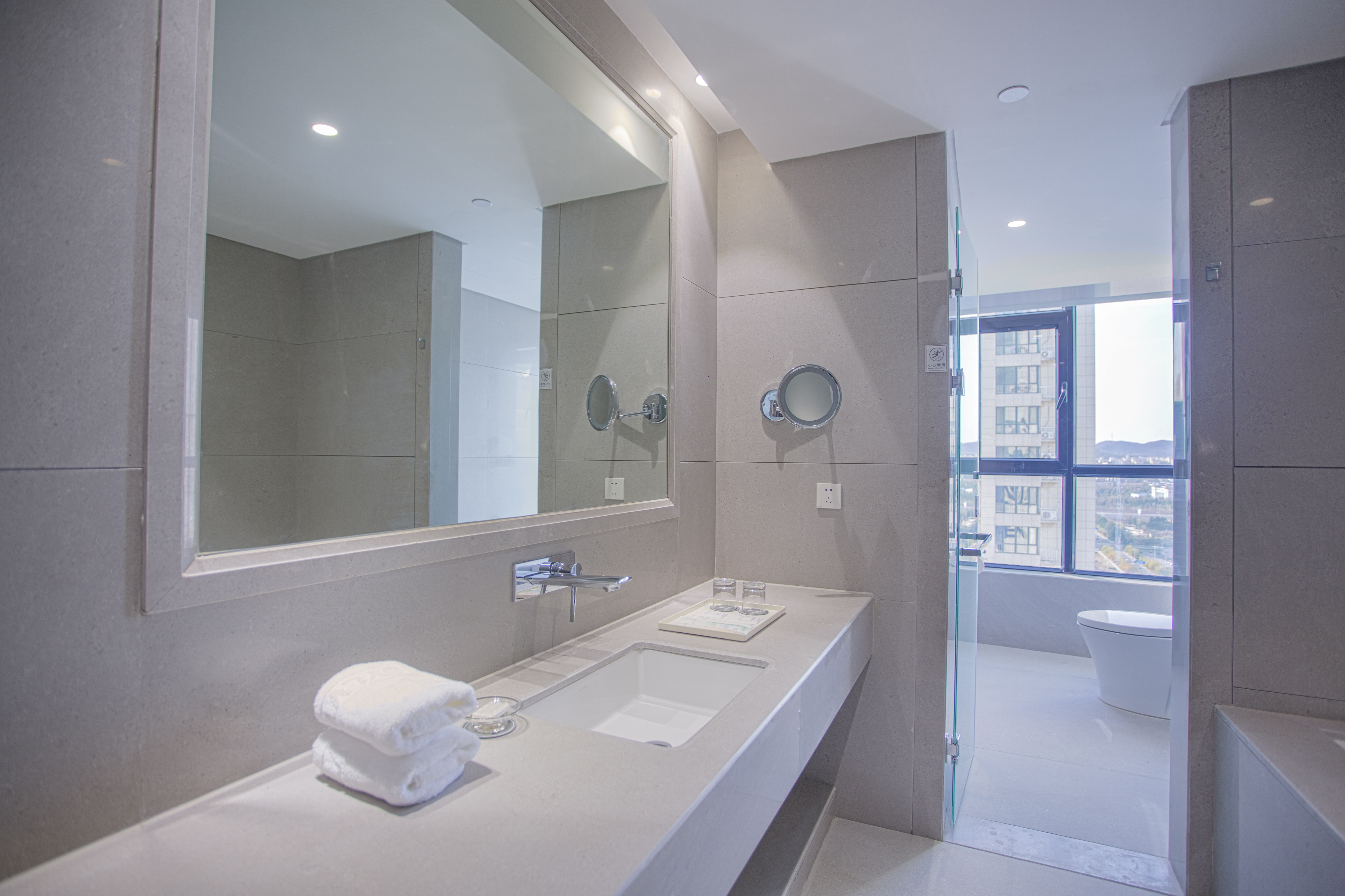 Sylvia Hotel豪华城景双床房（地暖）