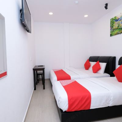 Bilik Deluxe Bertiga Kupon OYO 718 MR J Hotel Wakaf Che Yeh 1