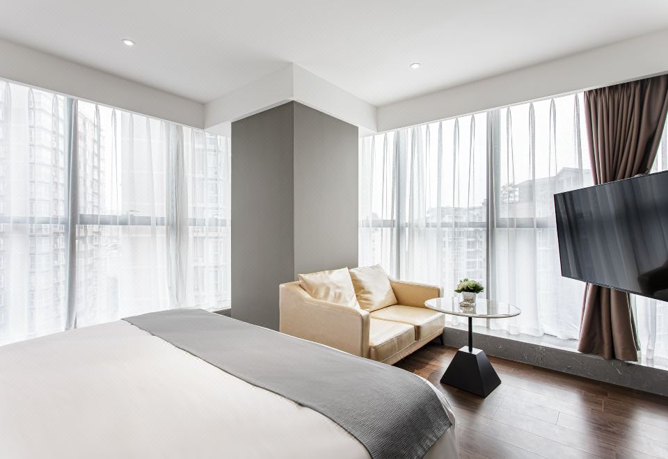 轻奢阔景大床房