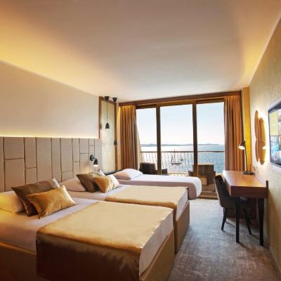 Deluxe Sea View Double Room with Extra bed with Balcony