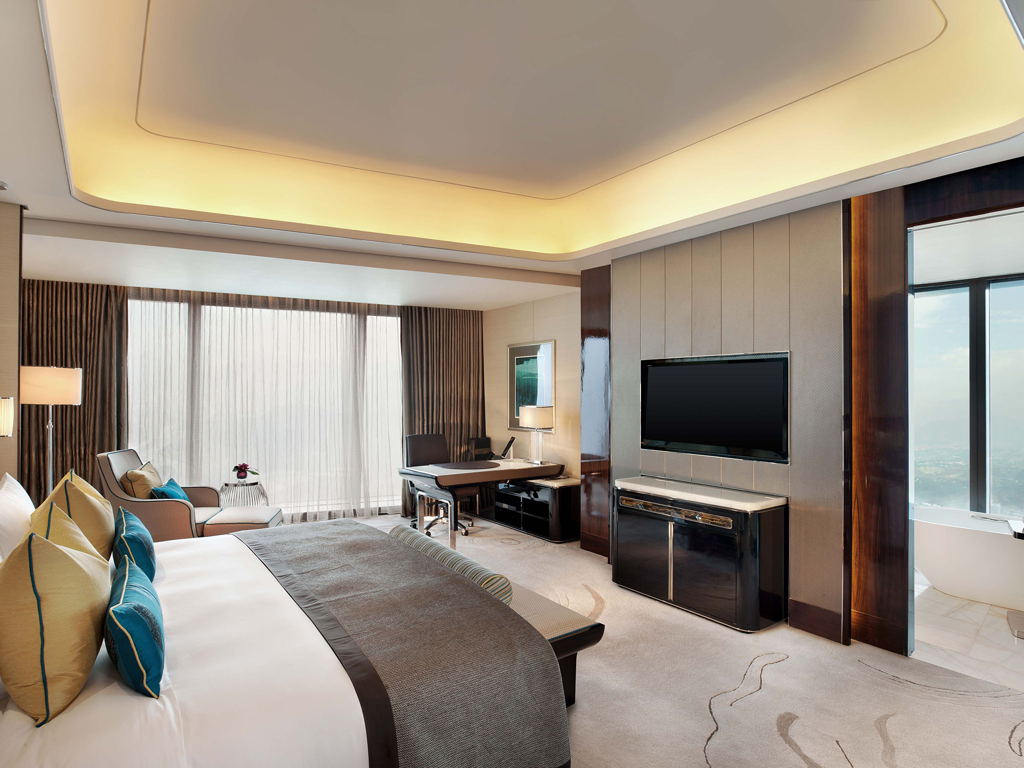 The St. Regis Shenzhen尊贵豪华悠景大床房 ?遥看宽域空间与璀璨景致交织?