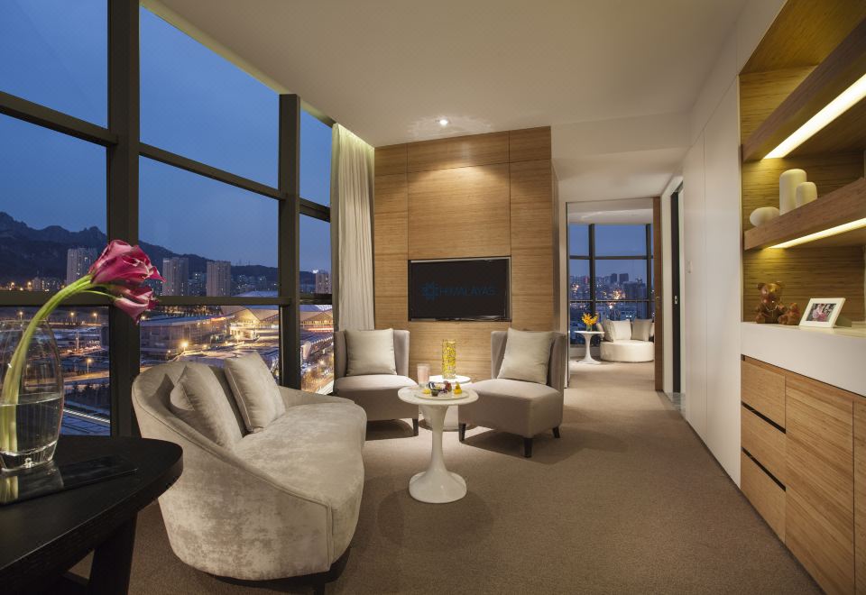 豪华套大床房『深睡床品+休闲办公桌椅+超大会客厅』