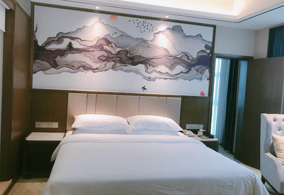 Venus Suite (High-Rise Night View Of Yong City + Business Reception + Separate Office Area)