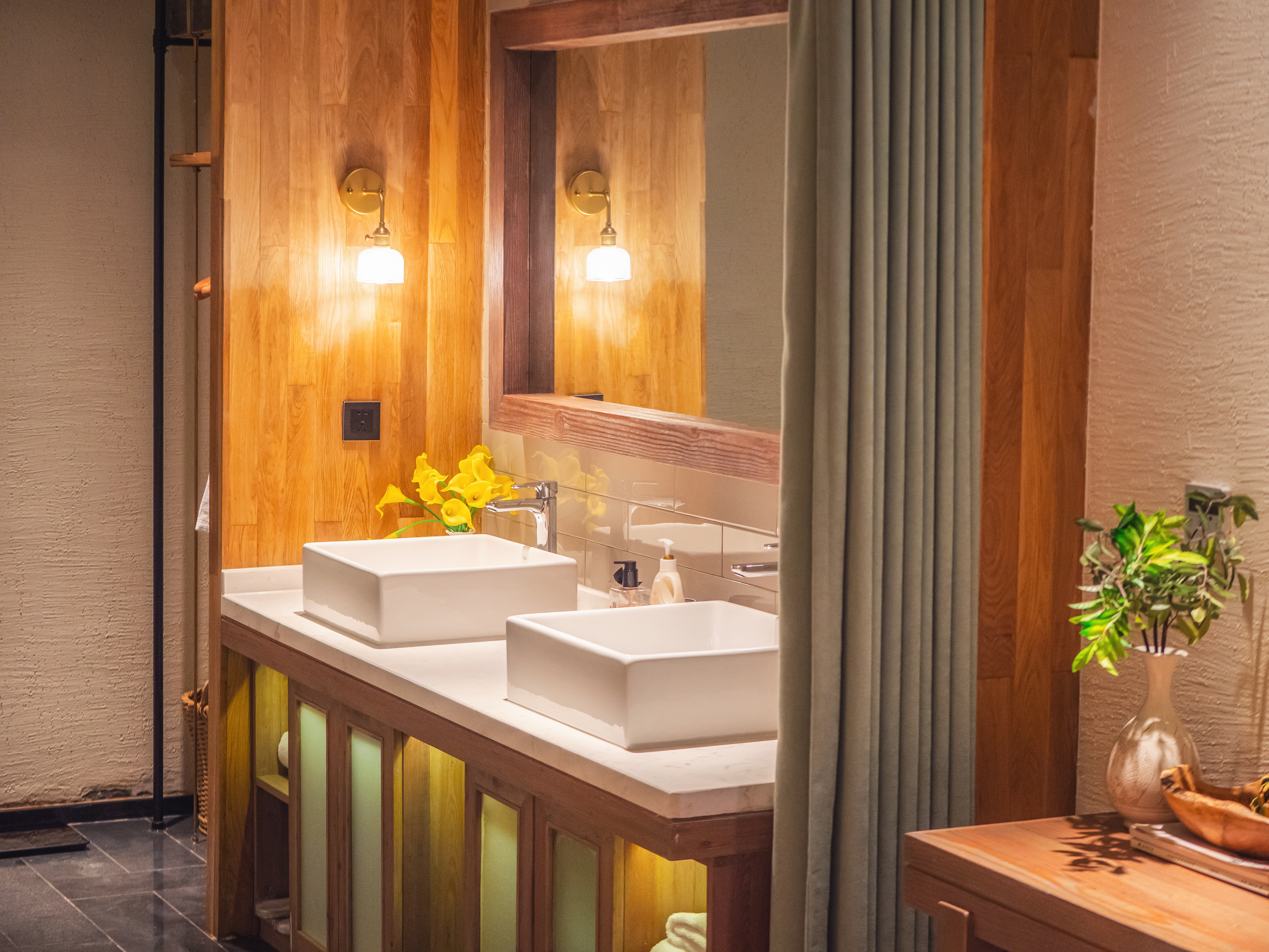 Yiman Hotel (Suzhou Guanqianjie Pingjiang Road Scenic Area)民国豪华大床房（智能声控+小冰箱+乐家泡澡大浴缸）