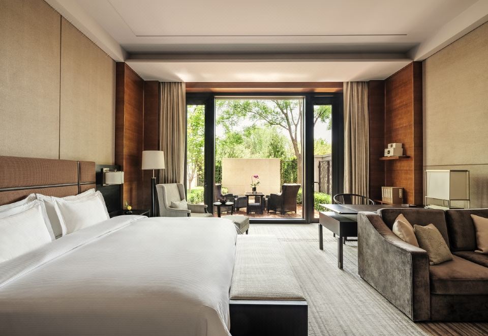 花园豪华大床房