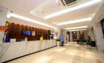 The reception desk in the hotel lobby is clean and ready for guests to use at City Comfort Inn (Xiangyang Railway Station)