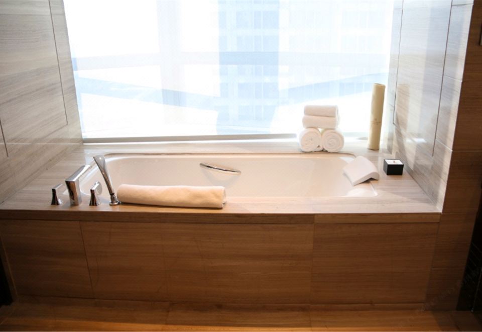 豪華套房（奢享空間+步入式衣帽間+獨立客廳）