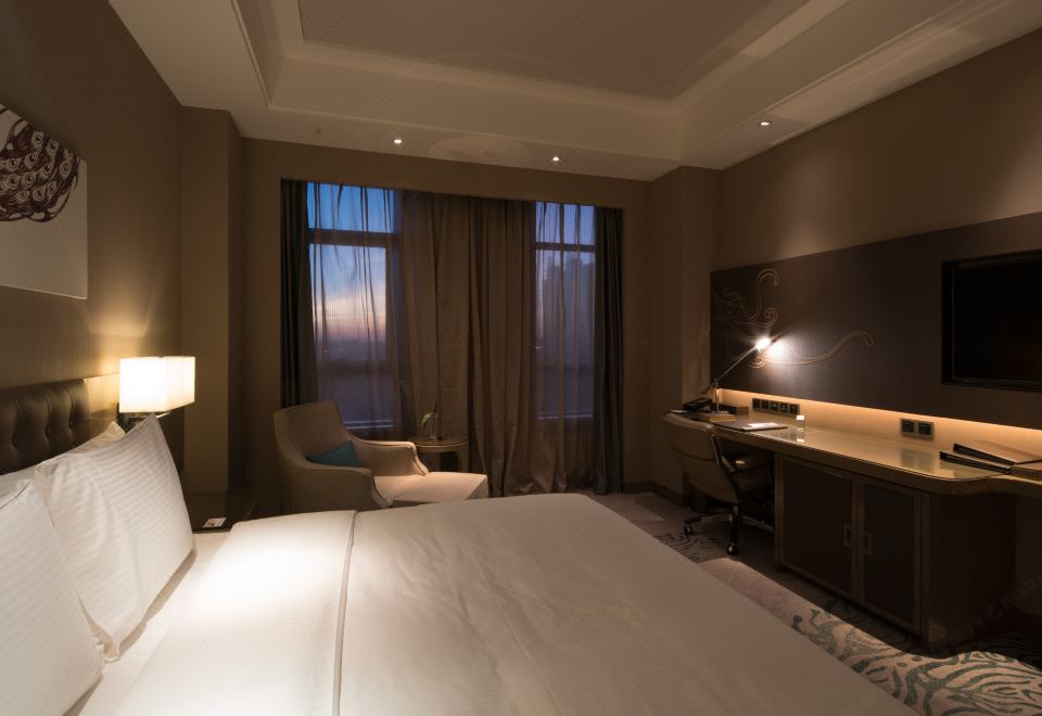 行政豪华大床房（舒适办公区+热带雨林沐浴+乾湿分离）