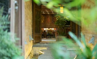 Lijiang Baimao huaxiang Garden Inn