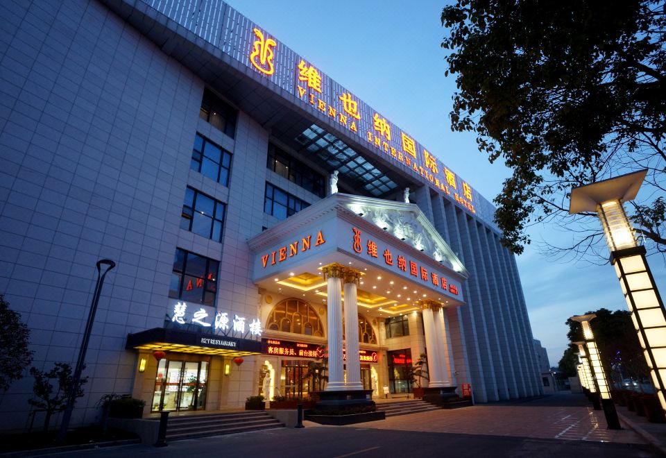 A time-lapse video captures the front entrance of a hotel in an Asian city at night at Vienna International Hotel (Shanghai Pudong Airport Free Trade Zone)