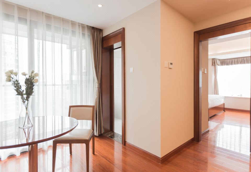 豪华四人双卧套房（乳胶床垫+阳台+晾衣杆+小冰箱）