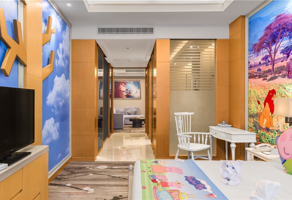 Bishuiwan Hot Spring ResortAfrican Savanna Family Room - Wildlife Theme & Living Room Airplane Bed Experience