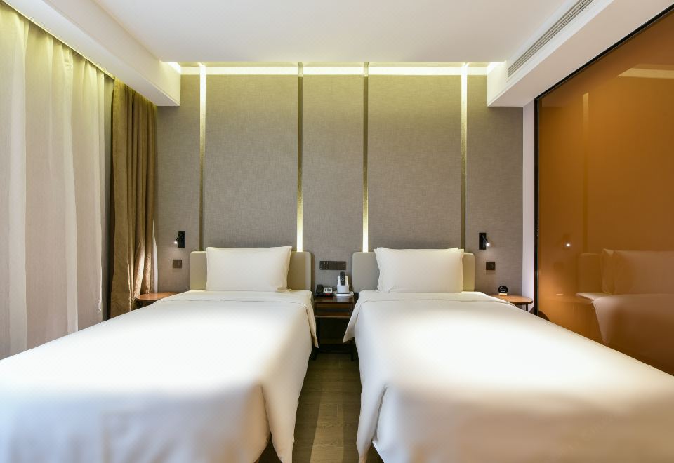 高级双床房（可投屏+小冰箱）