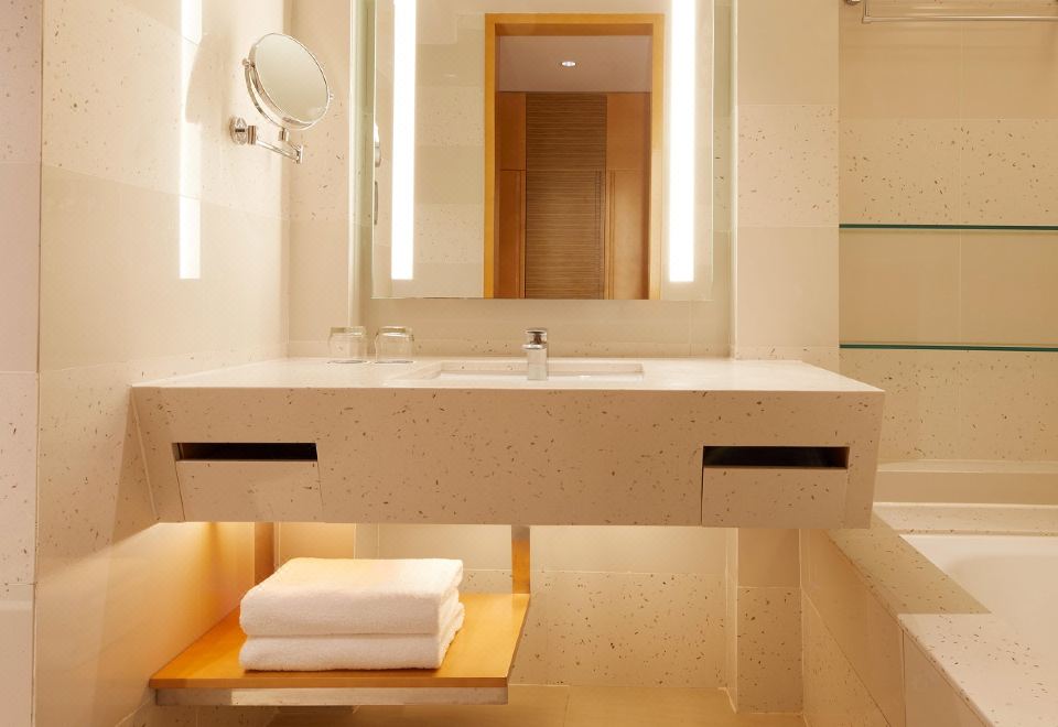 Four Points By Sheraton Shenzhou PeninsulaGuestroom - Near Sea (2 Beds)