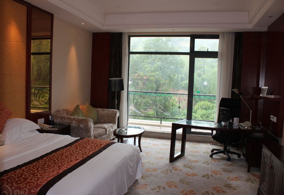 依山阳台大床房--阳台而立,观峯峦叠嶂