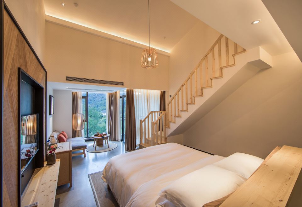 山景阳台复式亲子房