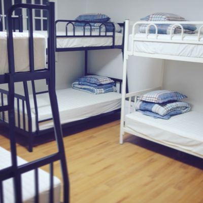 4 to 6 dormitory beds room