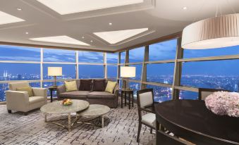 revised to provide a spacious and scenic atmosphere, featuring expansive windows and a captivating view of the ocean from the living area at Grand Hyatt Shanghai