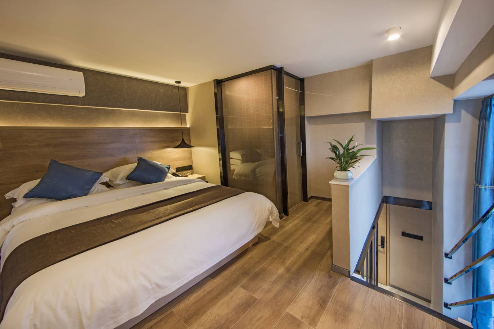 尊享复式loft套房（高空落地城景+独立会客厅）