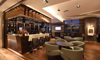 The lounge is furnished with modern furniture and has a bar that can accommodate seating for up to ten people at Caesar Metro Taipei