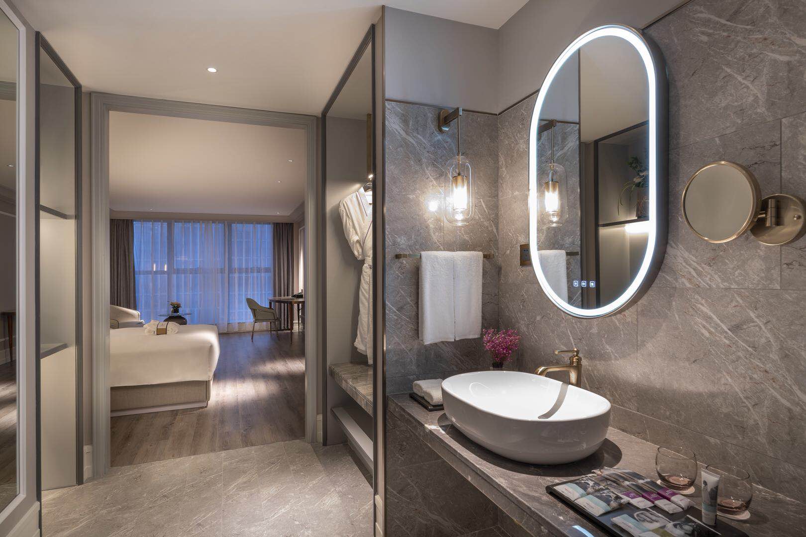 嘉宾大床房（落地窗+小冰箱+投屏电视）