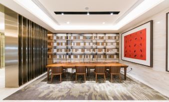 In the center of the room, there are bookshelves and tables, accompanied by an open area at Ji Hotel (Shanghai Hongqiao Shuicheng Road)