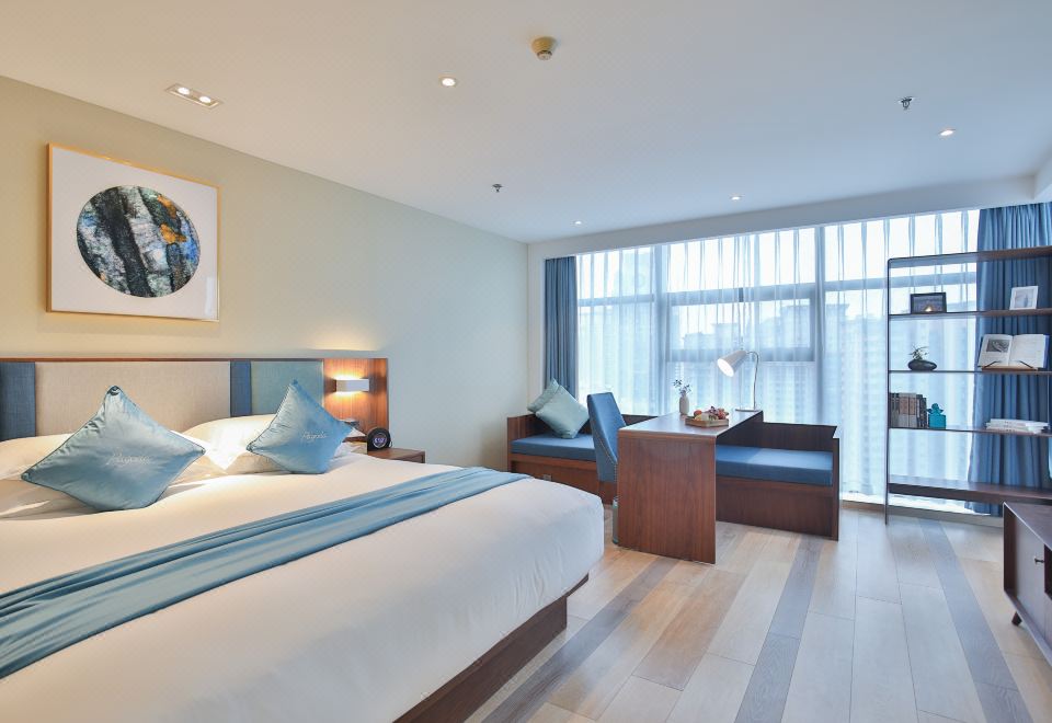 行政大床房+十足空间感+移动式书桌+全景玻璃视野