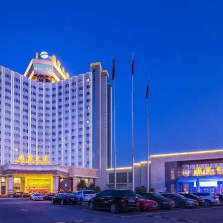 Hengdian World Studios · Guomao Hotel (Qingming Riverside Scene Store) Отели в г. Донян