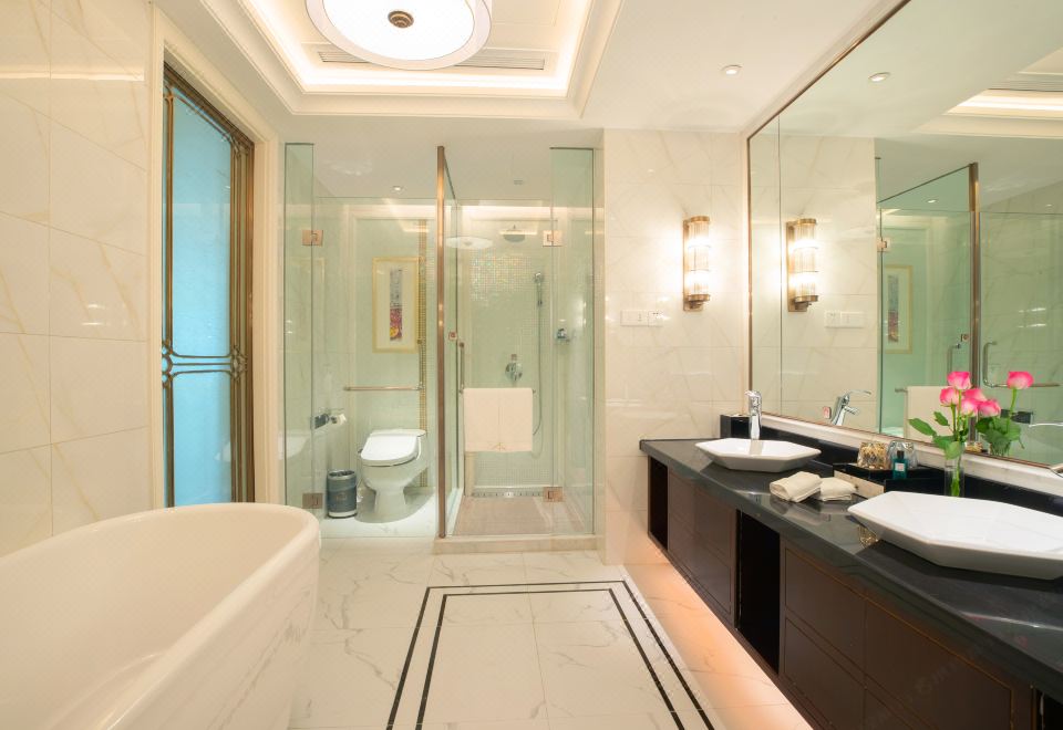 The Purple Palace NanjingZhongshan Building Deluxe Lake-View Suite - Panoramic Lake And Mountain View