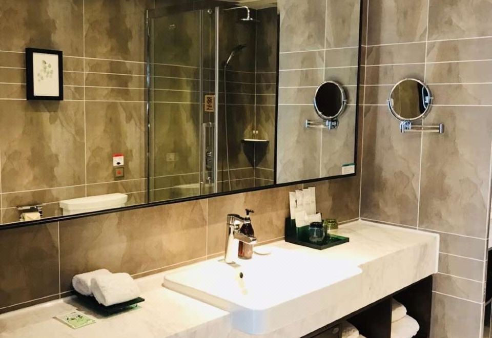 棲賢商務大床房（小冰箱+詩意空間+多款枕頭）