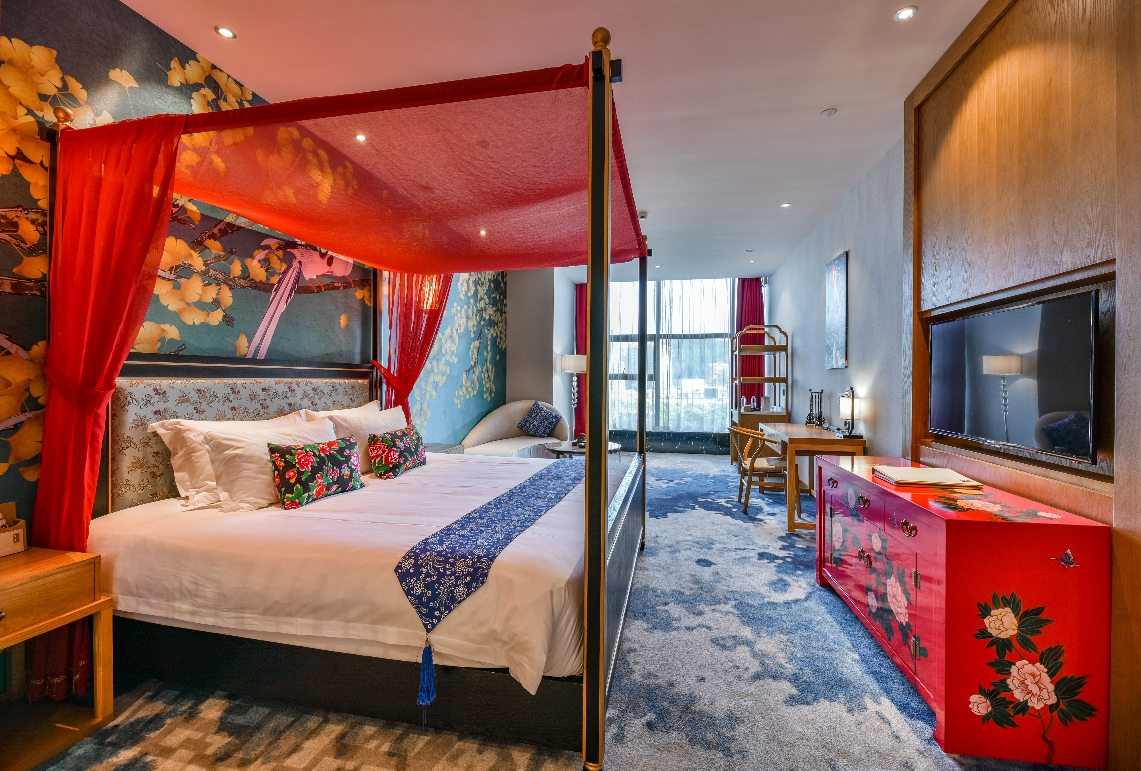 江景大床房-浴缸-徕芬吹风机-全景落地窗